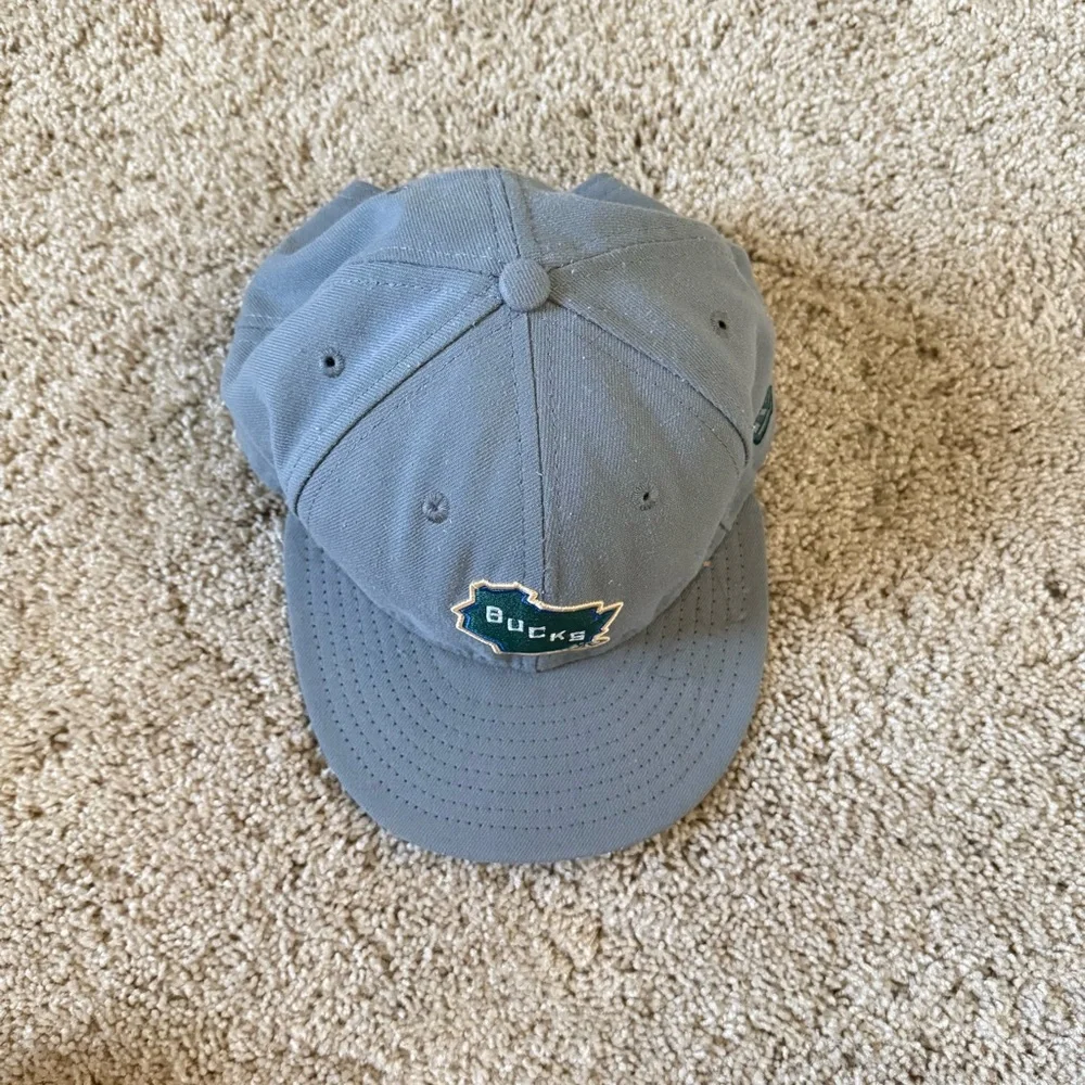 Men’s 9Fifty Milwaukee‎ Bucks Gray Snap Flat Hat Casual Streetwear Sports